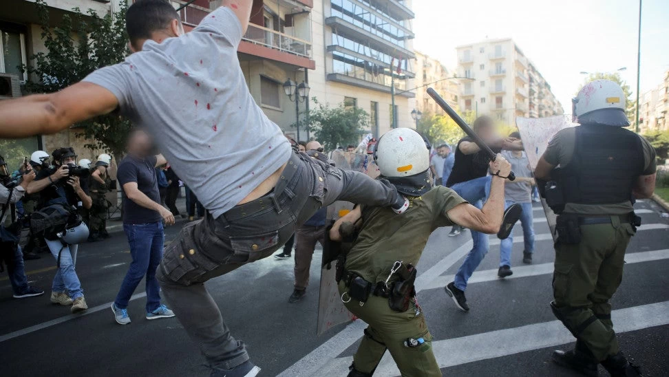 Λιάνα Κανέλλη για την κλοτσιά του «καρατέκα» στον ΜΑΤατζή: Και εγώ το ίδιο θα έκανα (βίντεο)